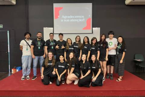 Alunos do Colégio Satc prestam assessoria completa para artistas locais