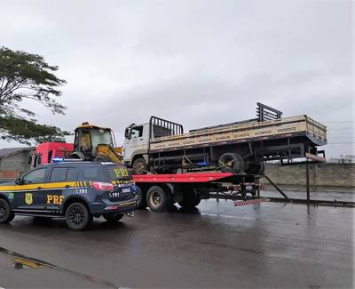 PRF flagra caminhão sendo transportado fora da carroceria na BR-101, em Araranguá 