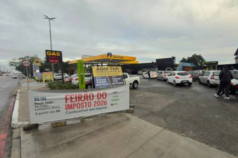 Vídeo: motoristas madrugam e fazem fila para abastecer com gasolina sem impostos em Criciúma