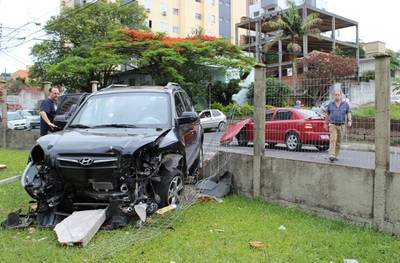 Após colisão, carro invade terreno de estabelecimento comercial