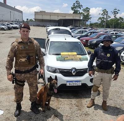 Vídeos: PRF e PM apreendem mais de R$ 2,8 milhões em cocaína na BR-101 em Palhoça