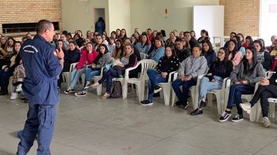 Profissionais de educação participam de palestras para qualificar a segurança nas escolas