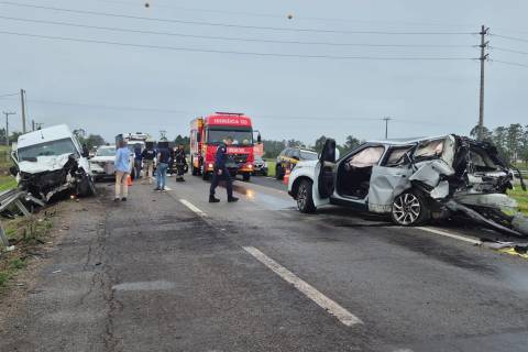 Colisão entre van e Range Rover na BR-101 deixa homem gravemente ferido