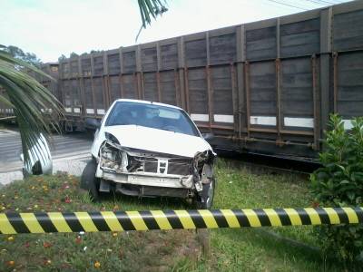 Carro é arrastado em colisão com trem 