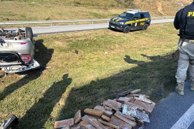 Vídeo: carro carregado com drogas colide em carreta e capota em rodovia de SC