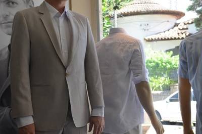 Megaliquidação facilita compra de trajes para festas sociais de início de ano