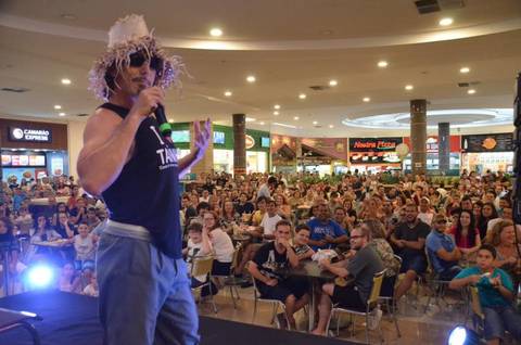 Darci diverte o público no Farol Shopping