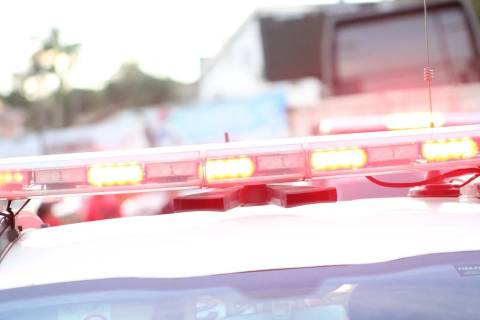 Caminhão desgovernado atropela mulher e colide em muro de residência em Criciúma