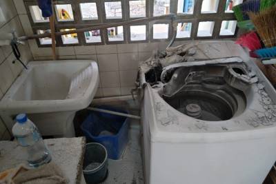 Funcionário combate princípio de incêndio com extintor em escola de Criciúma
