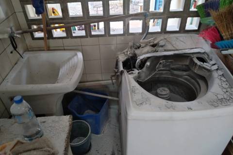 Funcionário combate princípio de incêndio com extintor em escola de Criciúma