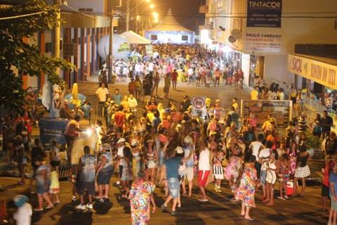 Milhares de foliões prestigiam o CarnaRincão