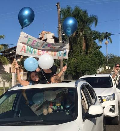 Com carreata, balões e cartazes, família comemora aniversário de idosa em quarentena 