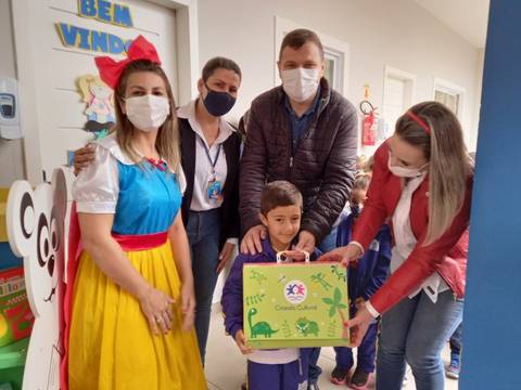 Prefeitura de Balneário Rincão entrega livros de literatura aos estudantes