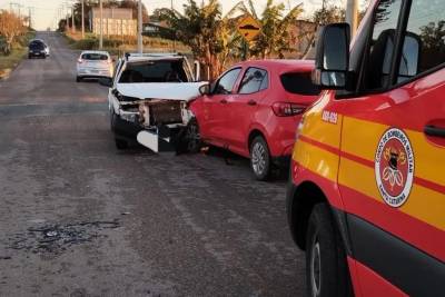 Idosa e jovem ficam feridos durante colisão frontal em Içara