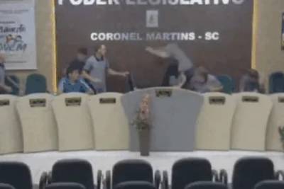 Pelo Estado 30/10: Vereadores catarinenses viram manchete nacional