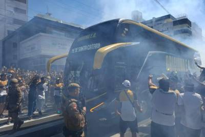 Torcida do Criciúma prepara recepção para jogadores antes do jogo contra o Náutico