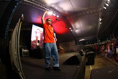 Em show de Gio Lisboa, milhares de pessoas celebram os 27 anos do Criciúma Shopping