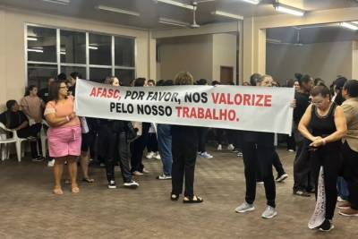 Vídeos: professores da Afasc rejeitam nova proposta e mantêm greve; protesto é realizado na avenida Centenário