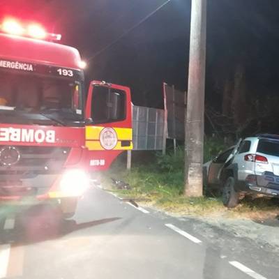 Motorista morre após saída de pista e colisão em poste de energia elétrica, em Garopaba 