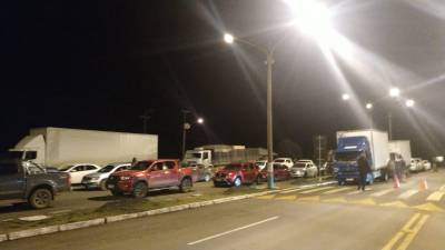 Caminhão de grande porte cai em valeta e deixa desvio em Painel interditado