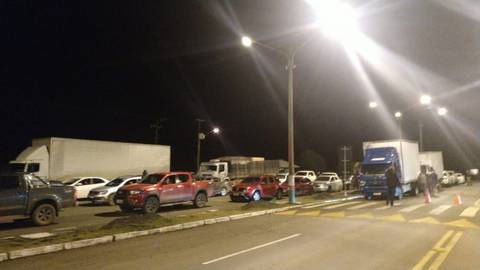 Caminhão de grande porte cai em valeta e deixa desvio em Painel interditado