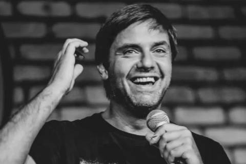 Criciúma recebe show de stand-up do humorista Fábio Rabin