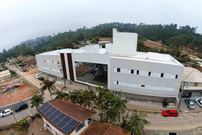 Com chegada de equipamentos, novo Centro Hospitalar avança para inauguração em Treze de Maio