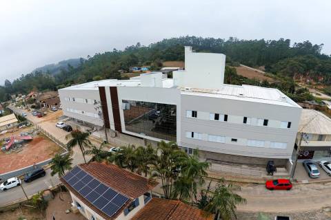 Com chegada de equipamentos, novo Centro Hospitalar avança para inauguração em Treze de Maio