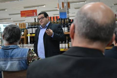 Clientes Bistek participam de Mini Curso de Vinhos
