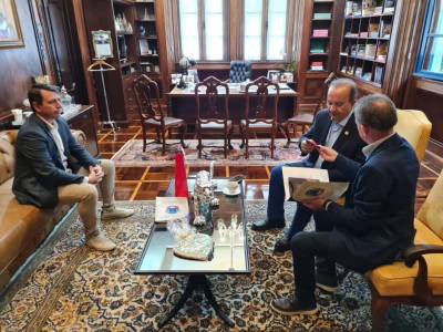 Governador Jorginho Mello recebe projeto do canal da gôndola de Nova Veneza