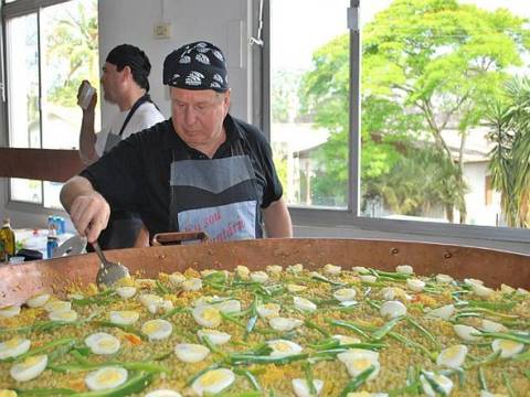 Abadeus realiza paella beneficente 