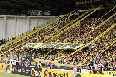 Mais de 10 mil torcedores apoiam o Criciúma contra a Chapecoense