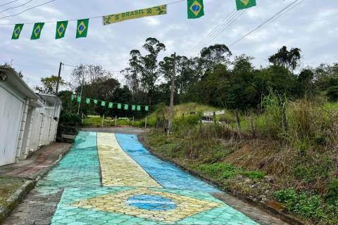 Copa do Mundo: criciumenses resgatam tradição e decoram ruas para torcer pelo Brasil