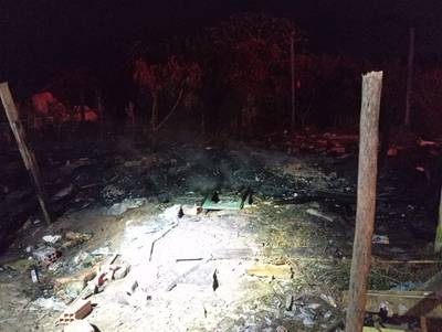 Casa de madeira é consumida por incêndio em Balneário Gaivota