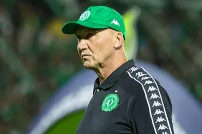 'Se eu pudesse, dava três voltas olímpicas', diz técnico da Chape após classificação