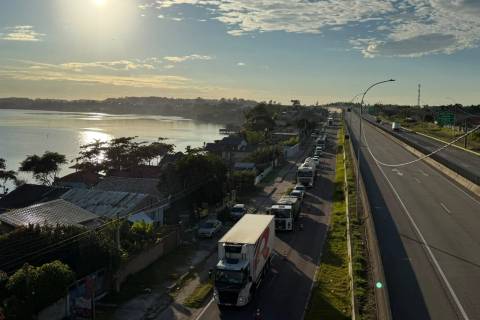 Interdição parcial na Ponte de Laguna provoca filas na marginal da BR-101