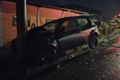Dois homens ficam feridos após motorista perder controle da direção e colidir carro contra poste