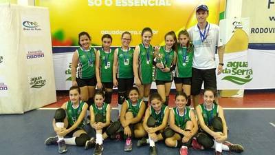 Meninas de Forquilhinha levantam taça no vôlei