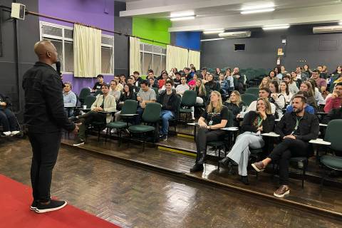 "Escolher o jornalismo é difícil, se entregar a ele não é", afirma Edsoul Amaral em palestra na UniSatc