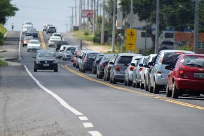 Excesso de velocidade: Projeto de lei pode proibir fiscalização oculta em vias estaduais