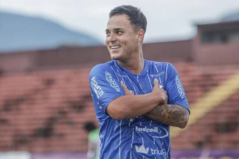 'Pés no chão': João Victor reforça humildade do Caravaggio e vê jogo difícil contra o Tubarão