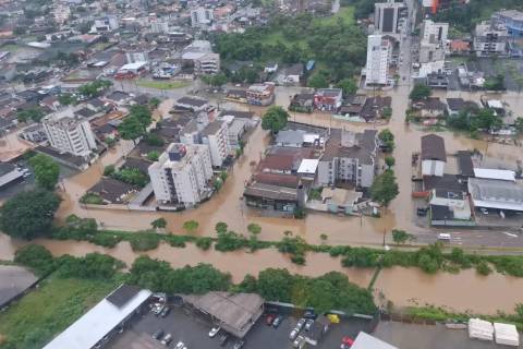 Chuva intensa provoca alagamentos e inundações em Santa Catarina