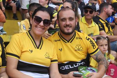 Torcida faz a festa no Jogo das Estrelas no Estádio Heriberto Hülse; confira a galeria de fotos