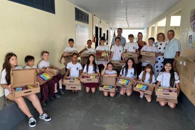 Urussanga entrega material escolar para alunos