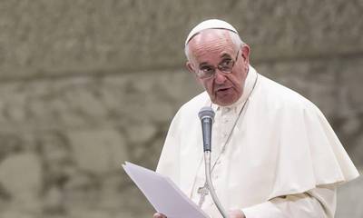 'Olhe além das luzes e lembre-se dos pobres', diz Papa