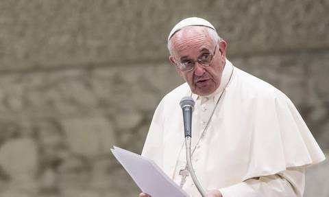 'Olhe além das luzes e lembre-se dos pobres', diz Papa