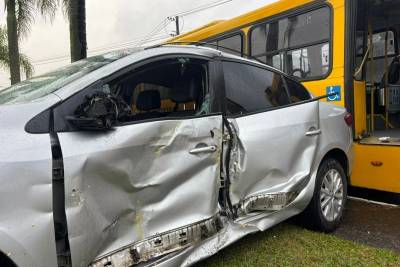 Fotos: amarelinho colide contra carro na avenida Centenário, em Criciúma