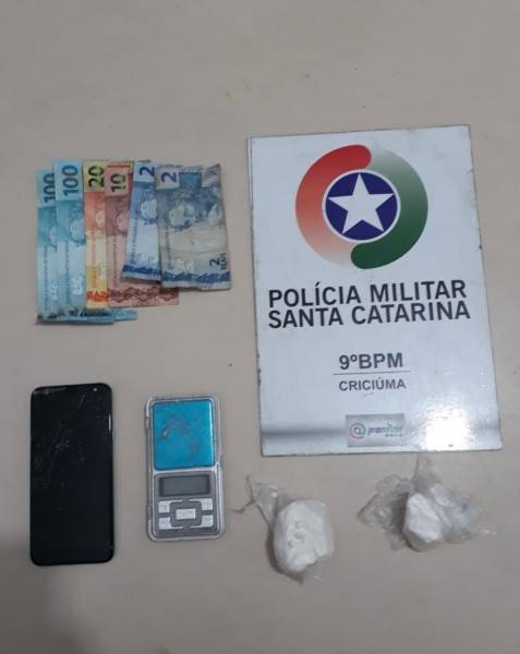 Traficante é preso com porções de cocaína no bairro Progresso em Criciúma 