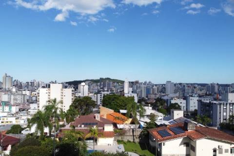 Sol entre nuvens e temperaturas amenas marcam a quarta-feira na região carbonífera