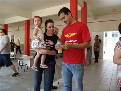 Esposa e filha acompanham Rodrigo Maciel na votação